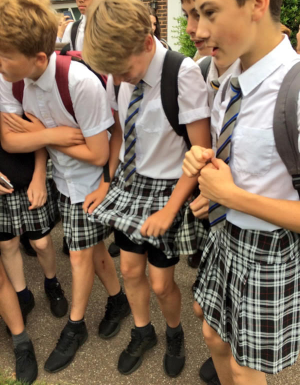 這群學生覺得校方在熱浪來襲還堅持的制服校規很蠢，於是索性穿上短裙發起正式抗議！