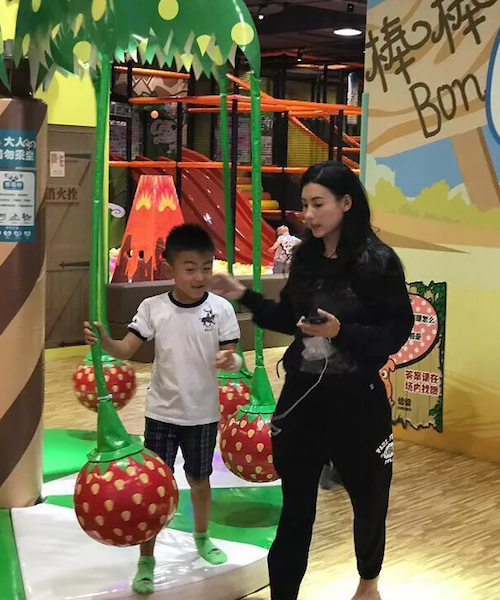 張柏芝溫馨帶小兒子玩遊樂園的畫面曝光，但網友定睛一看…長大後怎麼跟「那個人」長那麼像！