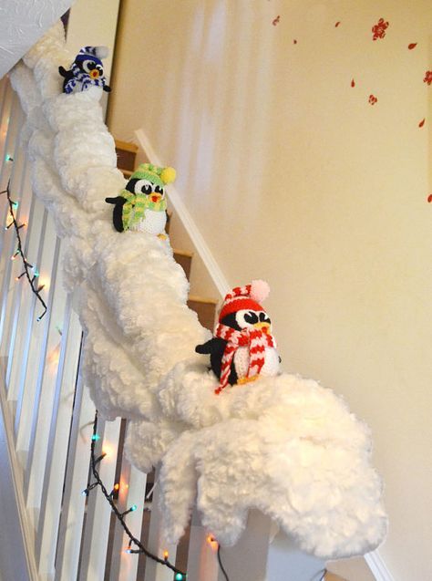 最可愛聖誕裝飾！國外瘋改造扶手變「小企鵝溜滑梯」　室內也有雪國氛圍！