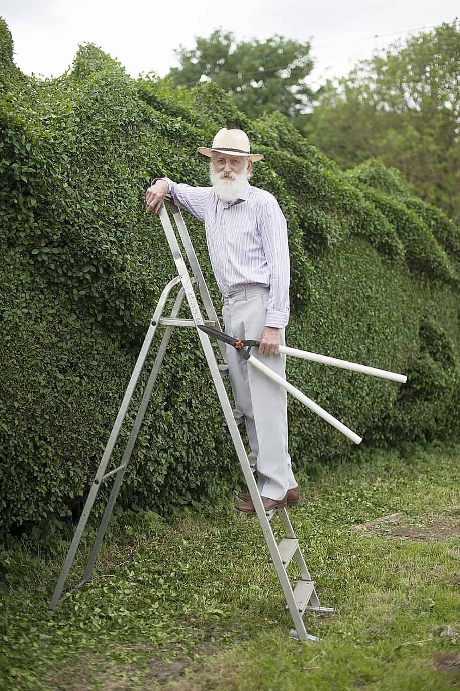 花13年將房子外的樹籬修剪成「一條龍」　75歲老爺爺：這樣就不無聊了