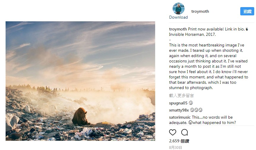 他拍的這張照片「心碎了一個月才敢PO出來」，燒傷的棕熊在火場吃垃圾的一幕讓他邊拍邊掉淚…