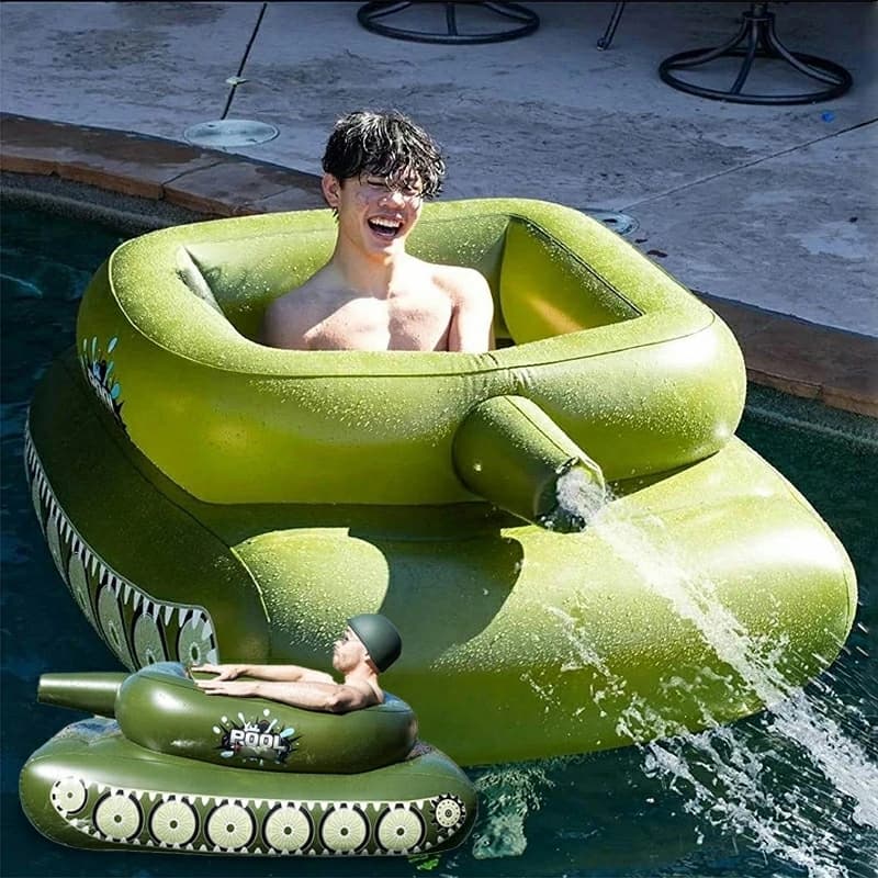請叫我泳池王者！稱霸全場「坦克車游泳圈」今夏最夯　還能和朋友「互相開砲」怎麼玩都有趣！