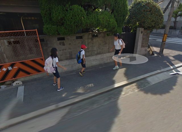 Google地圖驚見小學生被2女生追！　網友笑：真人版「胖虎追大雄」