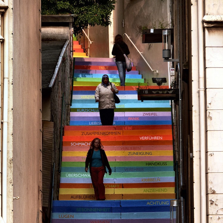 踏上了彩虹？19個「點亮城市」的最美彩繪階梯　貼滿摺紙成就一幅畫