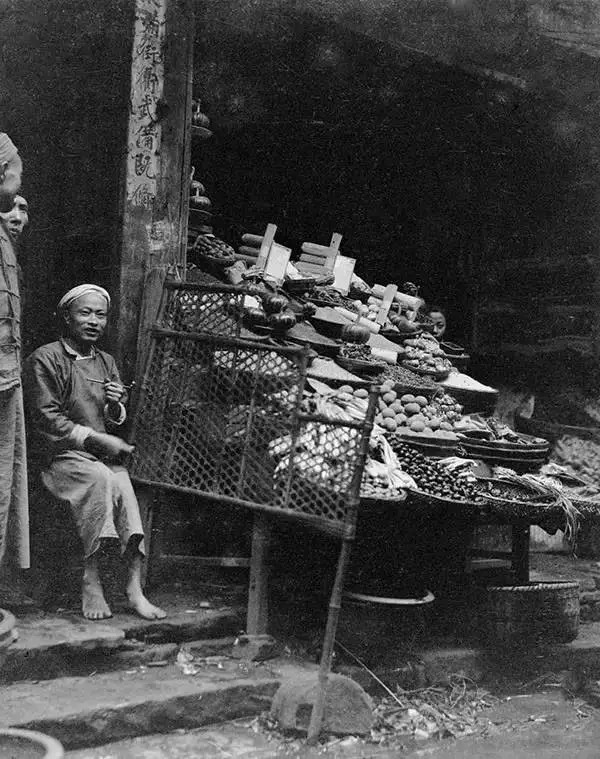 他過世近20年後美國人才在「一隻鞋盒」裡發現這些中國老照片，收藏一公開馬上轟動全世界！