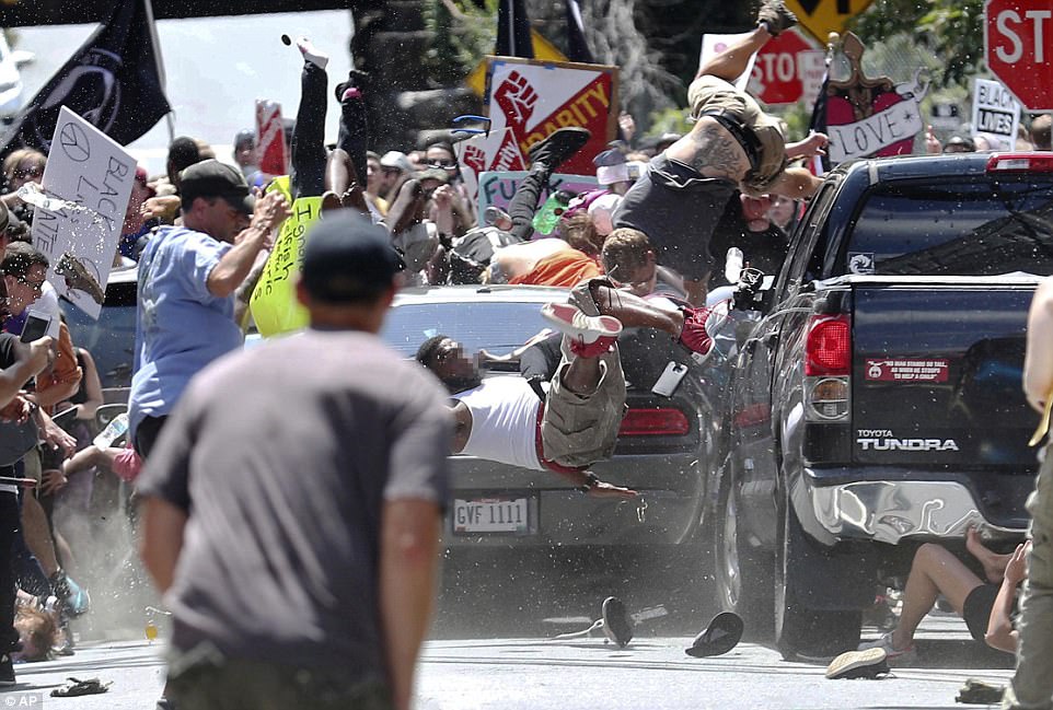 美國白人至上示威現場爆發「開車碾壓民眾」攻擊，但總統川普的反應讓大家都怒炸了！