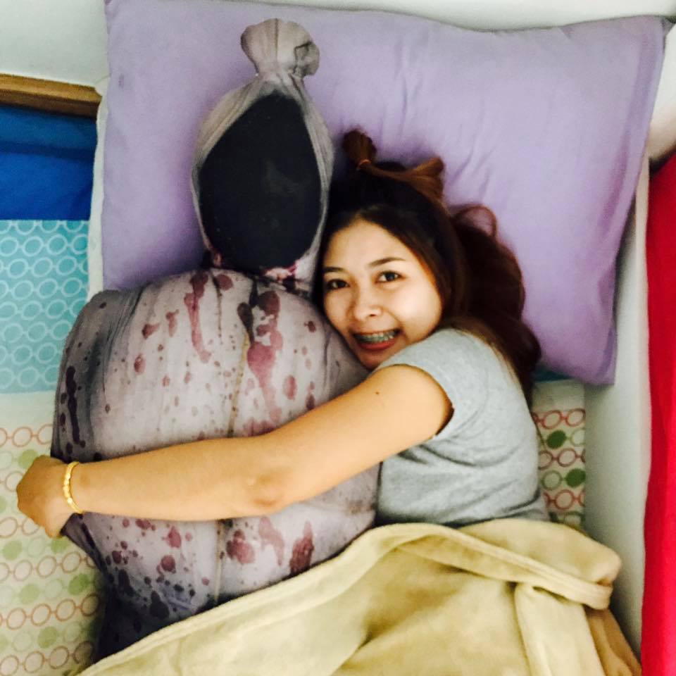 泰國推出「超擬真屍體抱枕」陪你入睡，「面對面擁抱」的姿勢直接把人嚇掉半條命！