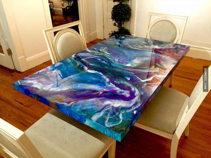 藝術家把桌子塗畫成這樣子時「完全沒人懂得欣賞」，但一看到成品居然都願意掏錢購買！