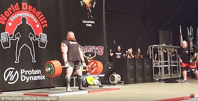 大力士成功舉起「500公斤重量」打破世界紀錄後，他下一秒的反應卻觸目驚心…