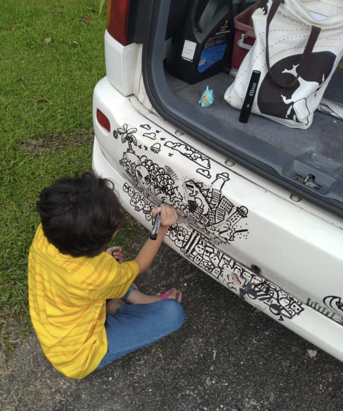 封城太無聊！9歲女孩「偷偷把汽車當畫布」　爸爸不發怒反PO照：為她自豪