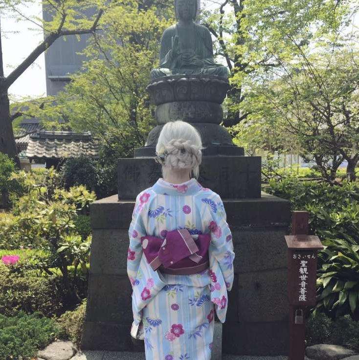 日本街頭發現「雪白髮和服女」差點以為是老奶奶　一轉身「逆天顏值」太驚艷：原來是精靈下凡