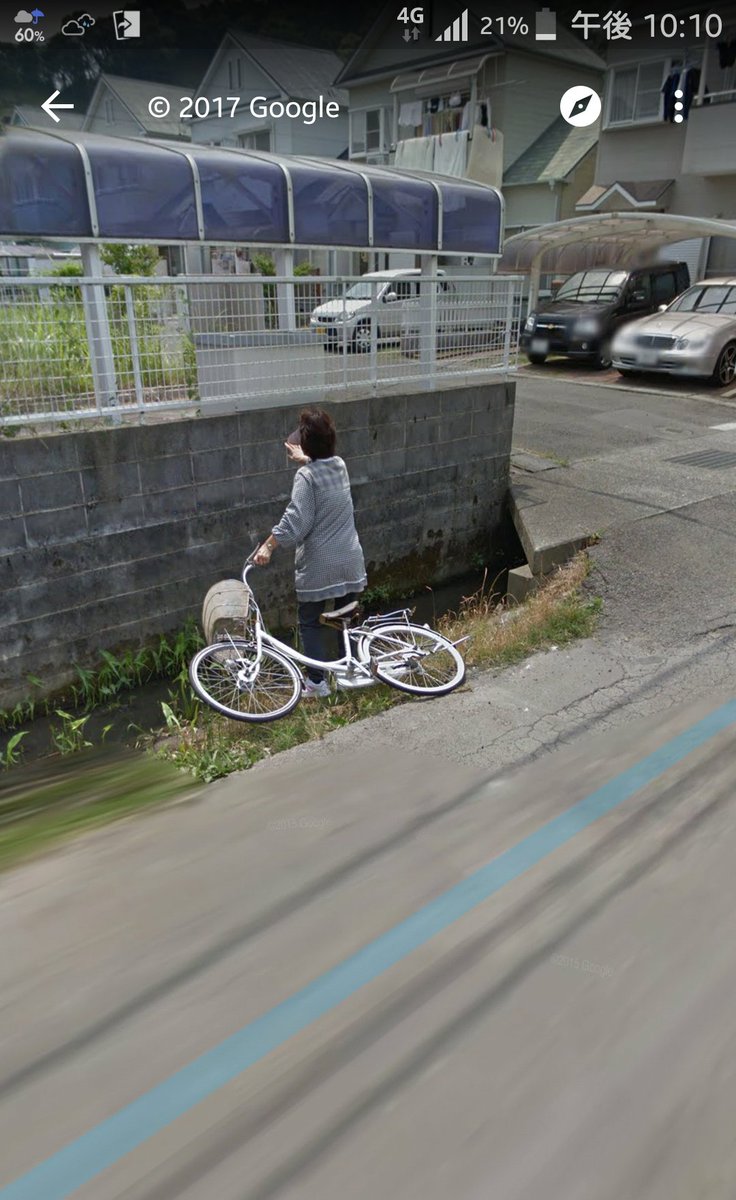 他在Google街景看到「日本阿姨騎自行車摔進水溝」，整個人貼在牆壁的畫面讓大家都內疚噴笑啊！