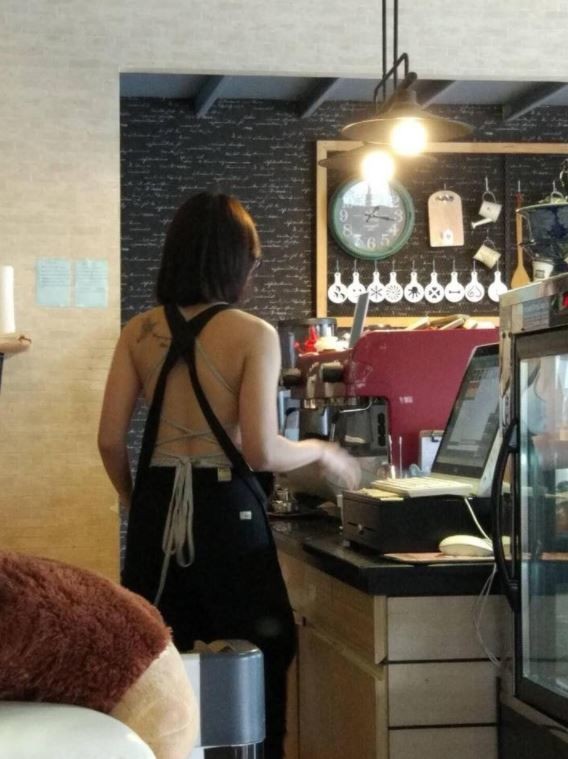 「C罩杯咖啡館」一點也沒有欺騙客人，女員工每天都「偷加乳量」…男客：都特大杯的！