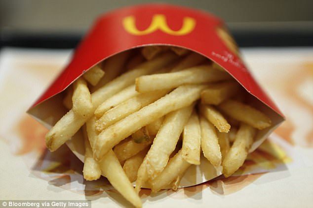 麥當勞前員工大爆「薯條總是吃沒幾根就沒了」的真實原因，原來是裝薯條「靠這招」製造出很滿的假象！