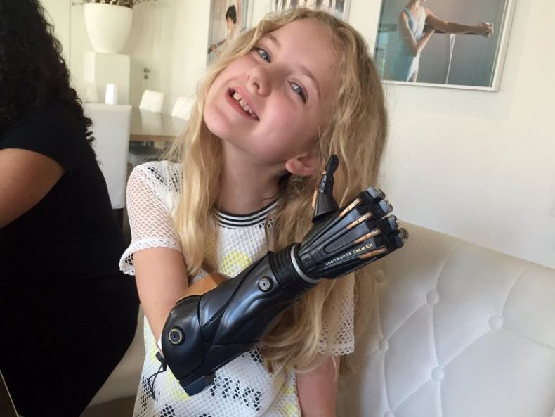 13歲少女成現實版戰鬥天使　《艾莉塔》量產「平民義肢」造福全球截肢患者