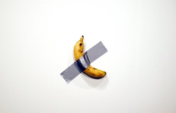 藝術品「膠帶黏香蕉」狂賣369萬　路人哥竟直接摘下來吃了