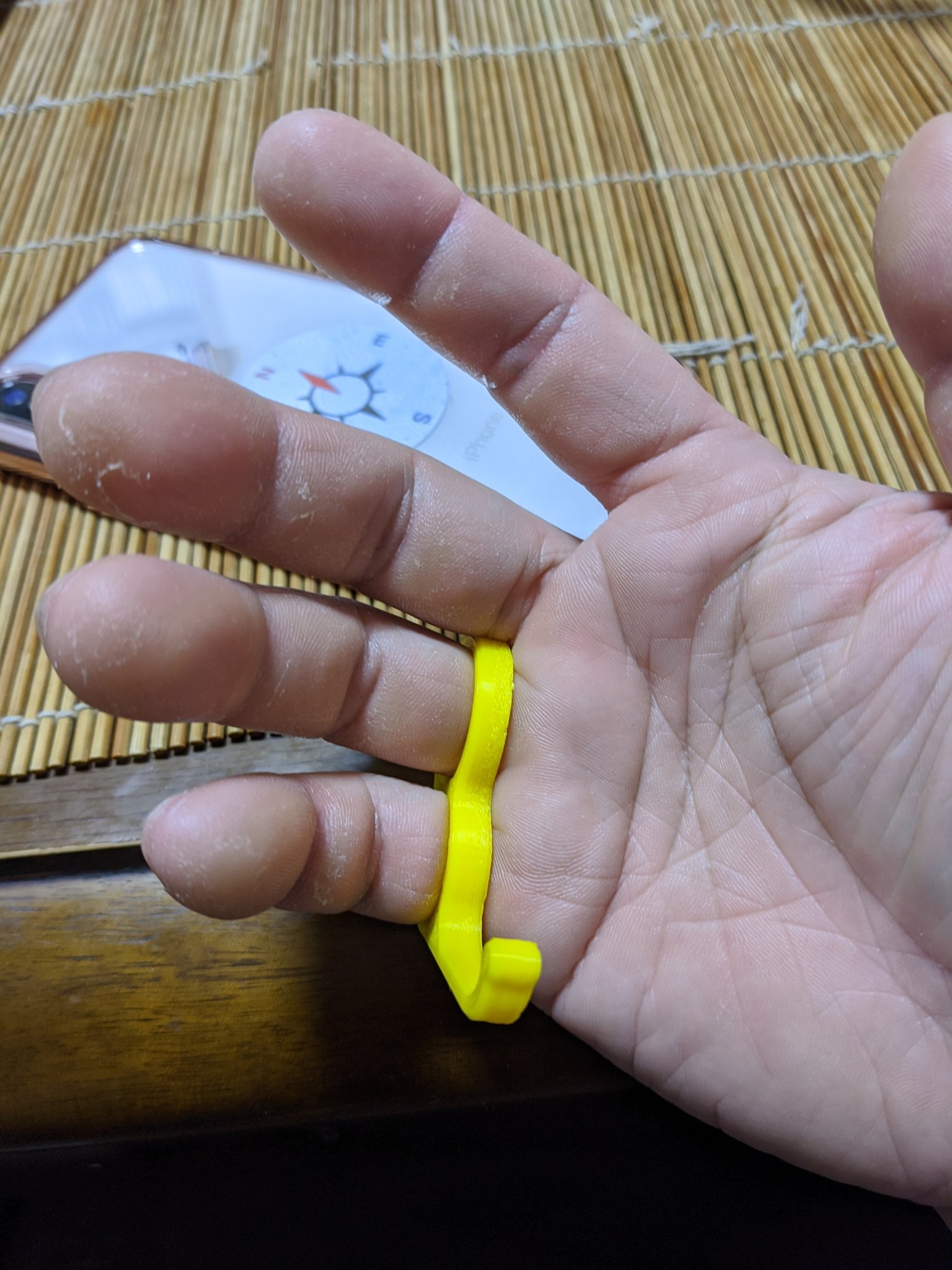 日網友發明「手機指套」代替小拇指　不用出力單手爽玩手機