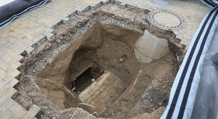 修路工人挖出地下2公尺「神秘隧道」　超神奇「提前阻止銀行搶案」立下大功