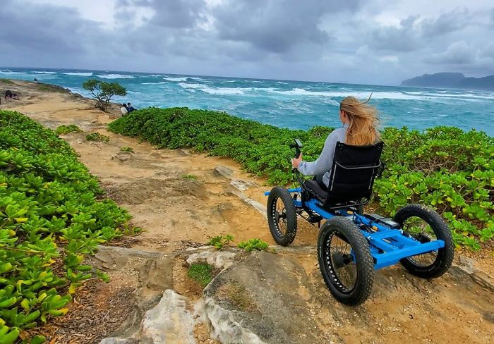 他設計「最強越野輪椅」　帶行動不便愛妻體驗全新生活：爬山、滑雪都OK！