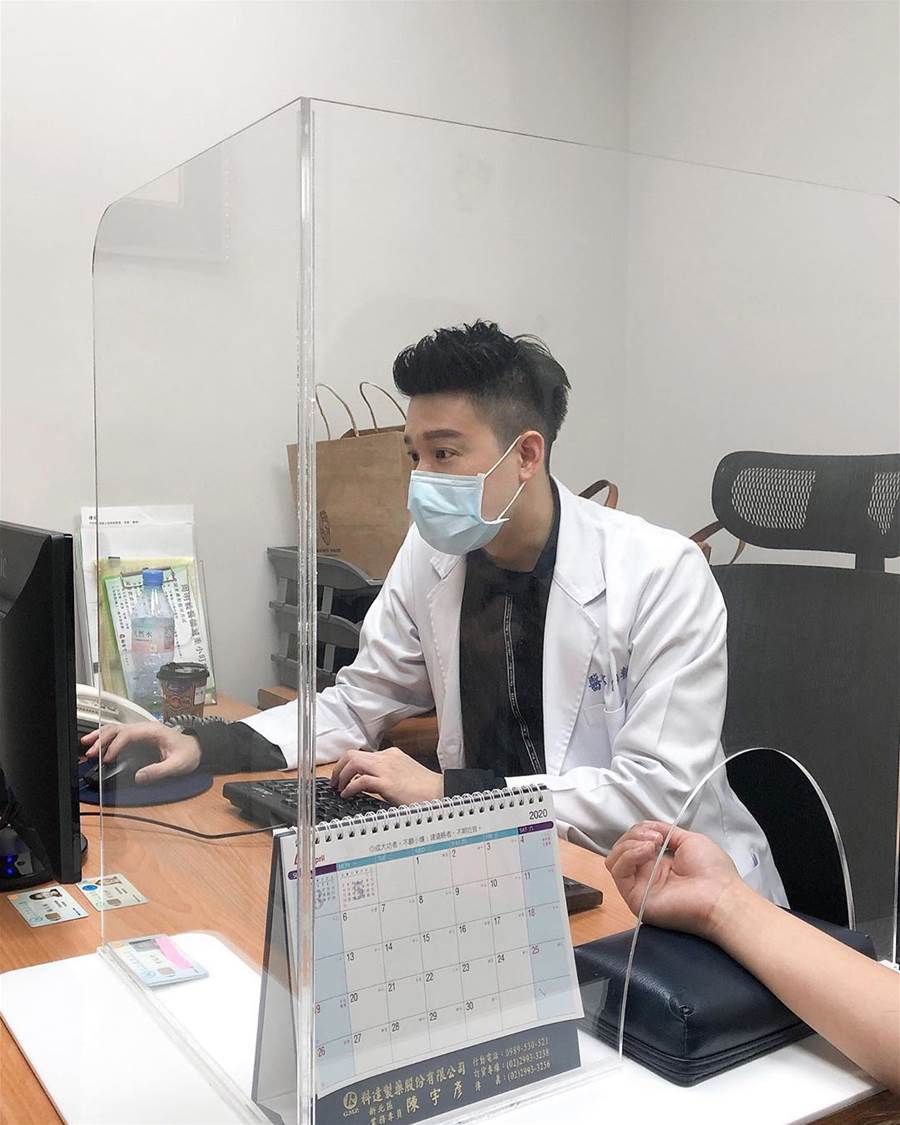 醫生幫我看診♡　看醫生遇「中醫界彭于晏」　摘下口罩「超立體五官」太帥氣：馬上掛號！