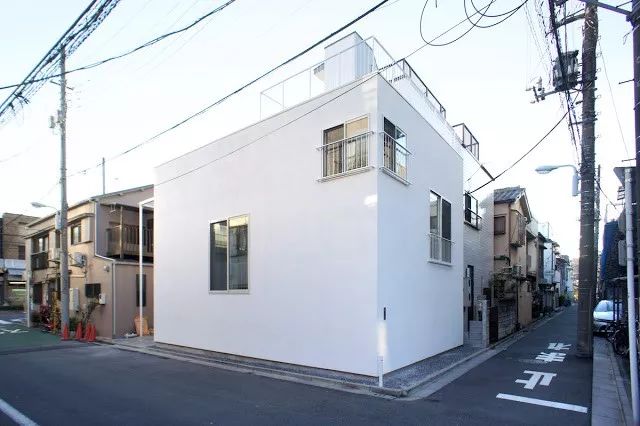 日本夫妻大膽改造22坪小屋　變成「空剩窗戶的白色箱子」卻住很爽