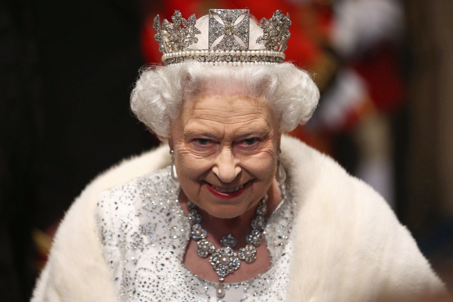 現在才發現她有多可怕！10個「英女王可以完全無視的法律」，她的權力凌駕在法律之上！