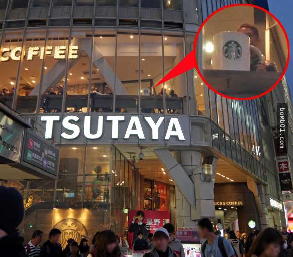 日本網友挑戰用「超巨型馬克杯」到星巴克買咖啡，店員的回應讓我一口茶都噴出來了！