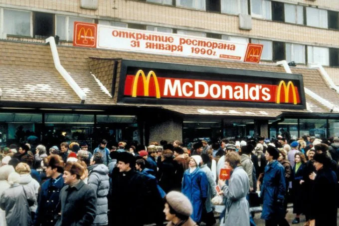 俄羅斯人排爆麥當勞！　遭制裁「關閉850家門市」創奇景：好怕吃不到