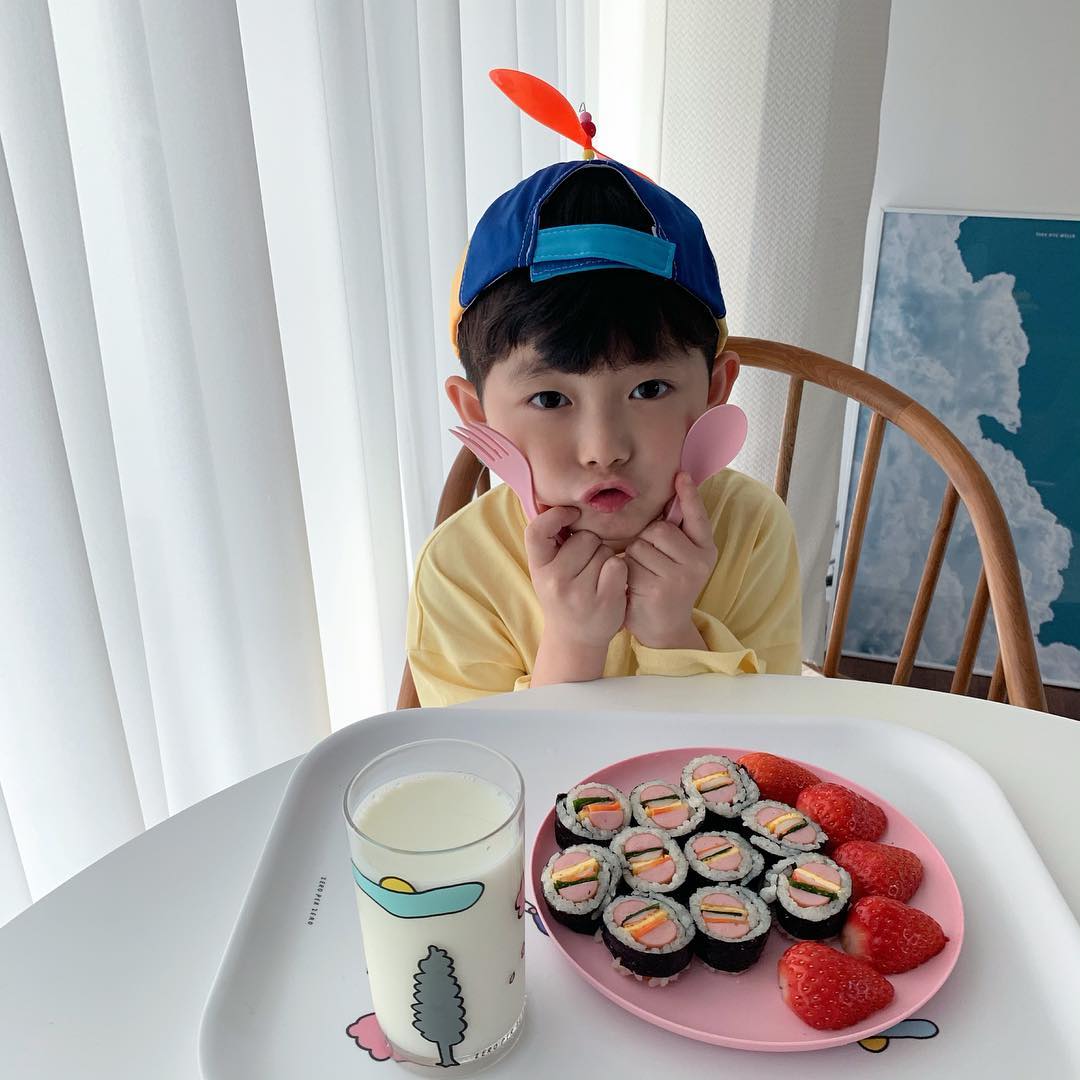 這是天使吧♡ 韓國正太「顏值超標」萌暈姐粉 媽媽也超正「驚艷同框照」:基因太強大!