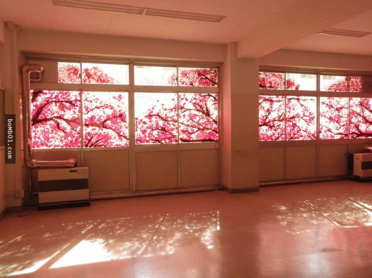 教室裡超美的櫻花圖…拉近一看是血手印　創作者分享的故事讓人眼眶泛淚