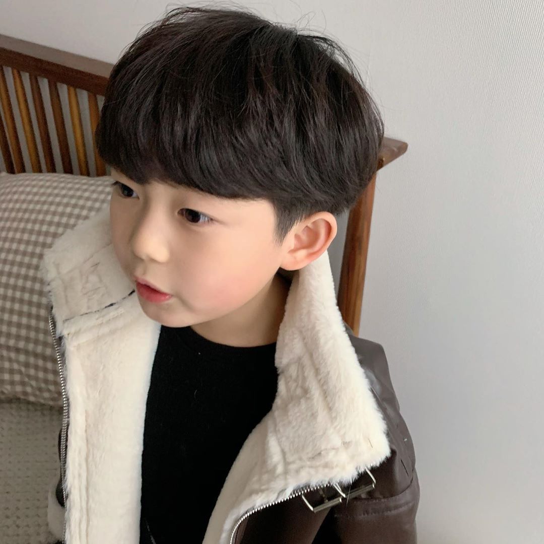 這是天使吧♡ 韓國正太「顏值超標」萌暈姐粉 媽媽也超正「驚艷同框照」:基因太強大!