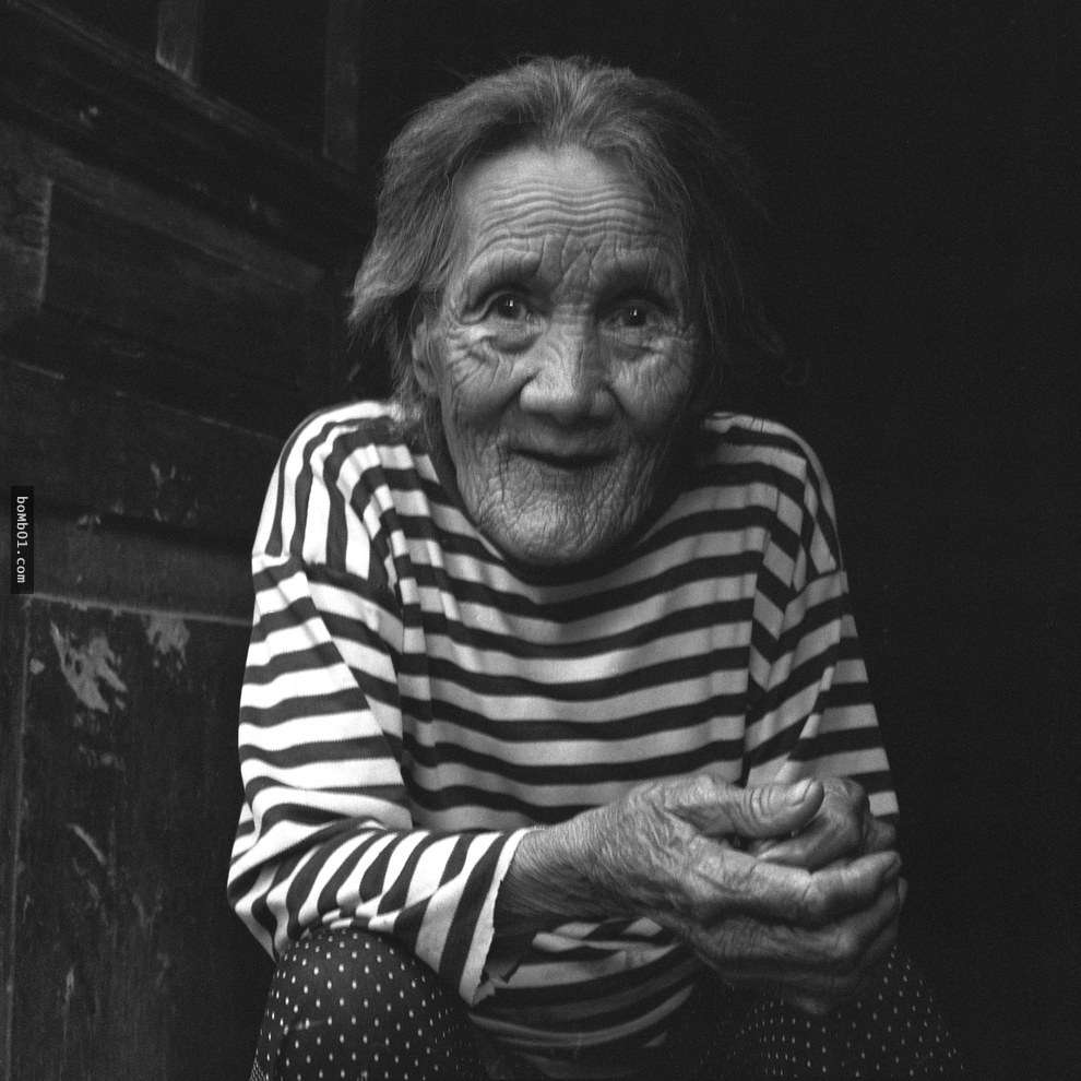 這19張照片見證了「纏足奶奶」的悲慘過去，但也證明了歷史所帶來的傷害卻帶不走她們的樂觀笑容。