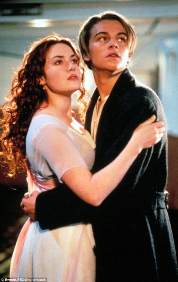 相隔20年鐵達尼號主角真的成為情侶？兩人同住別墅「攬肩摸背」互動超甜蜜！