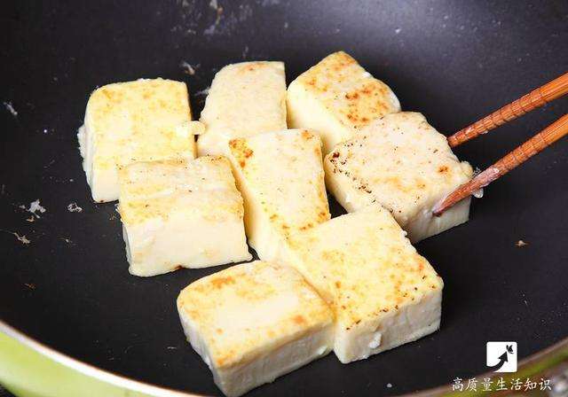 4種「煎豆腐不會碎」的實用小撇步　鍋底抹點東西就能煎出完美豆腐