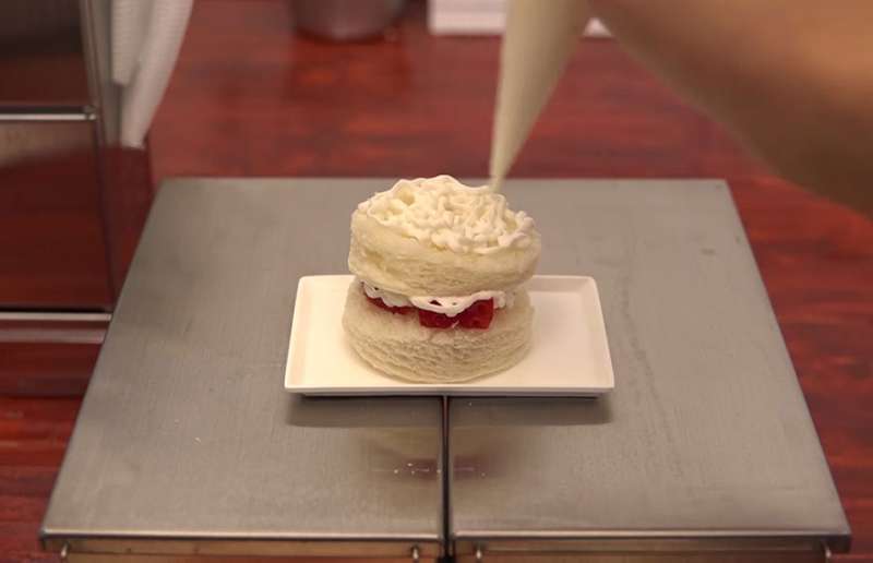 用1/100小廚具做出「迷你草莓蛋糕」　畫面讓人中毒停不下來