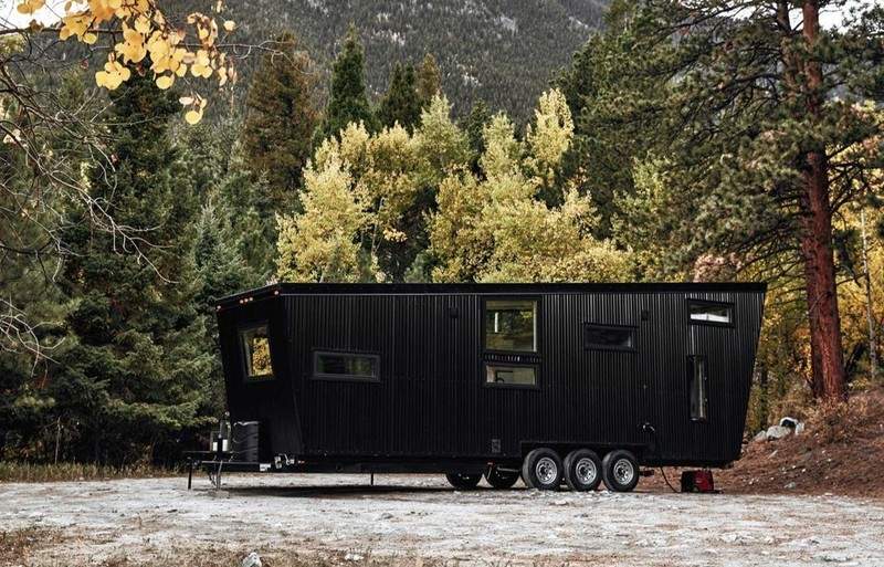樸素「黑貨櫃車」竟是移動小豪宅　北歐風內裝羨煞網：好想窩著過整個冬天