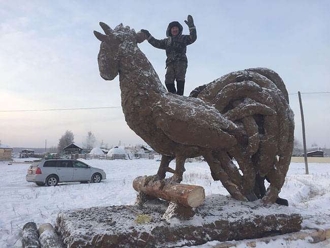 玩牛糞便爆紅！　俄羅斯農夫用牛糞便完成「雕塑」　吸引超多人朝聖