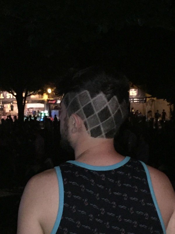 25個「理髮師發現搞砸了只能硬著頭皮玩創意」的超失敗髮型！