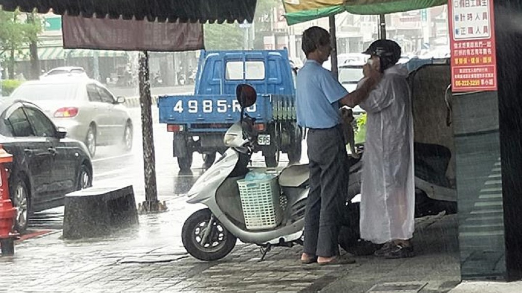 豪雨狂下！老夫妻騎車「雨衣只有一件」　老翁「果斷讓給愛妻」感動全網：這就是愛～
