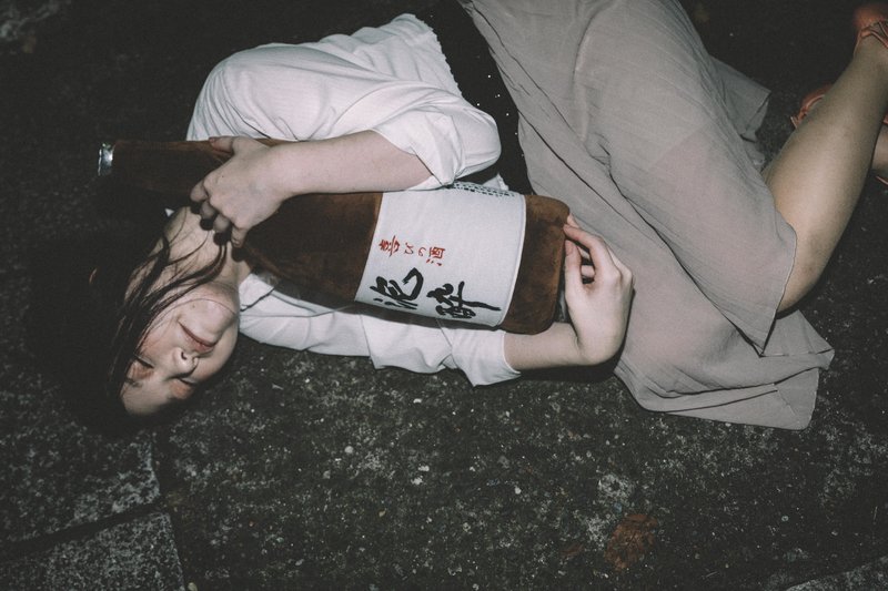 送朋友首選！「一公升酒瓶抱枕」超助眠　愛喝的人一抱緊就睡到天亮