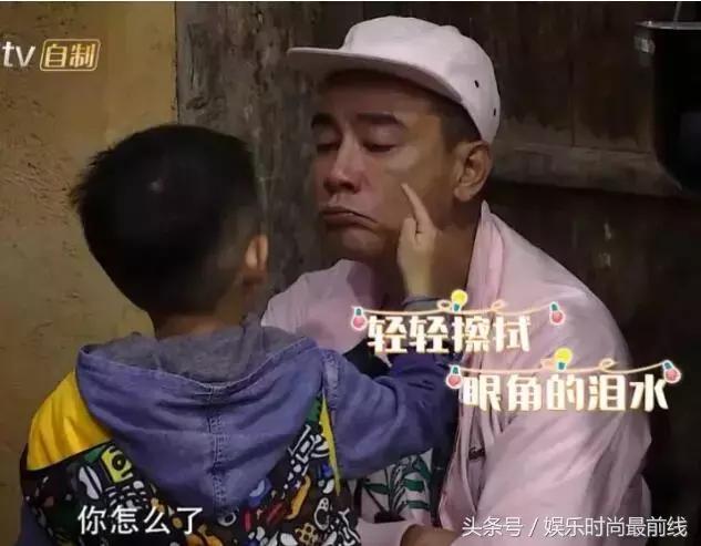 陳小春的撲克臉背後是「從小住貧民窟鎖腳鐐不能跑」，他談到「為3000元賣掉弟弟」就哽咽