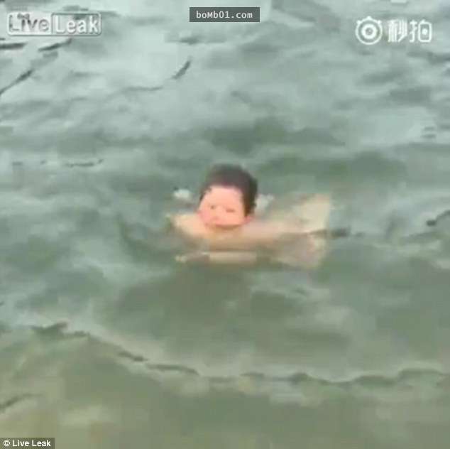 這個爸爸把孩子帶到湖邊要教游泳，怎知下一秒「他居然直接把孩子拋進水裡」…
