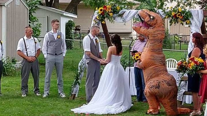 超幽默伴娘「穿恐龍裝」現身婚禮　新娘大笑支持：妳做得很好