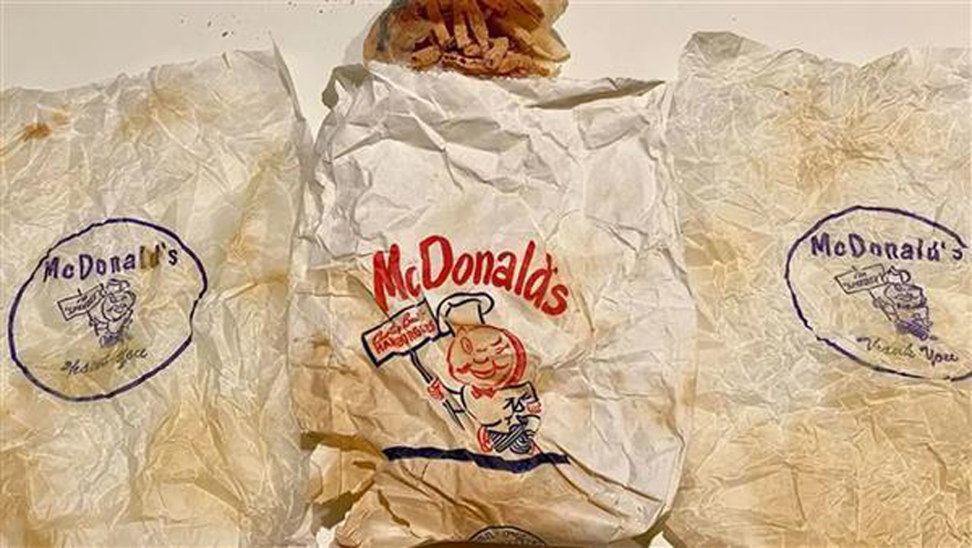 拆屋裝潢！驚見浴室牆內藏「60年前麥當勞薯條」　他聞一下驚：竟然沒壞掉！