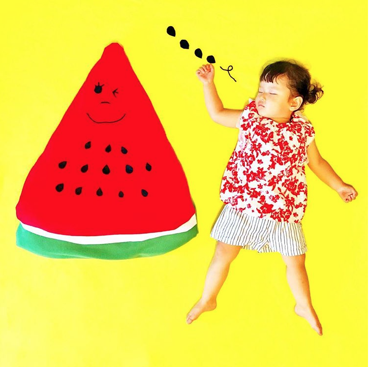 日本媽媽發揮超萌創意「讓女兒Cosplay各種可愛食物」，草莓聖代的模樣會讓你秒融化！