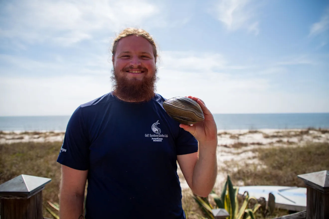 百年蚌精！他在海灘挖到「1公斤巨蚌」　鑑定發現「已活214歲」下場曝光