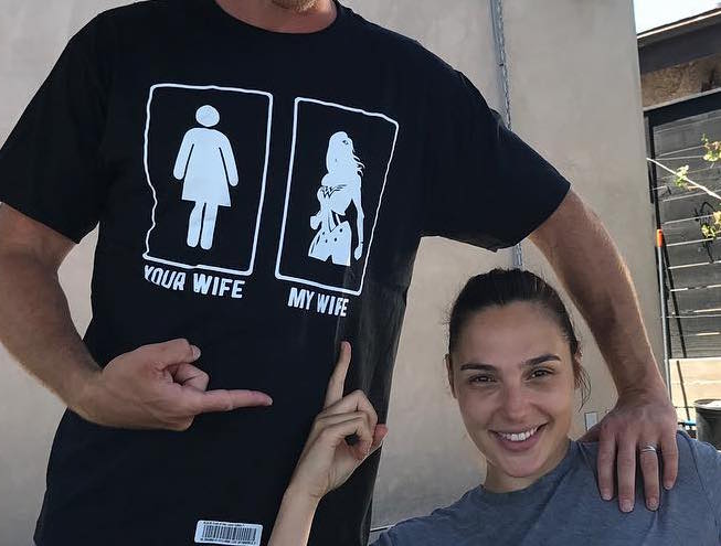 蓋兒加朵的老公知道大家都超嫉妒「他可以娶到這樣的老婆」，所以他穿上「這件T恤」讓網友眼睛閃瞎！