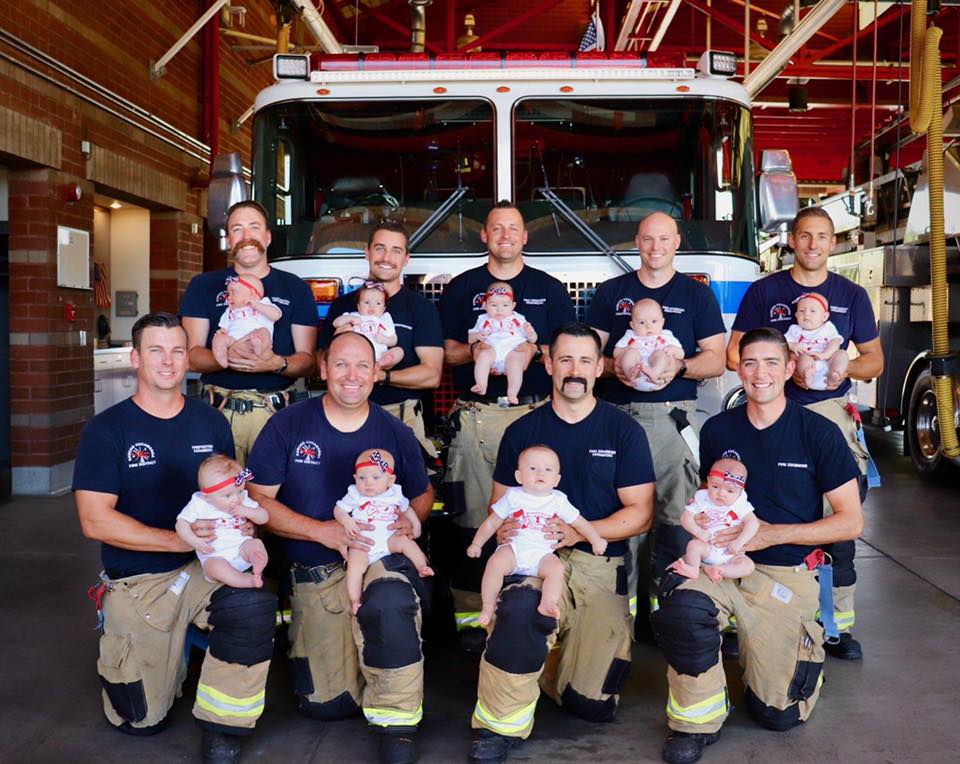 消防員9人同時期當爸！　齊曬「嬰兒開箱照」網驚嘆：怎麼做到的？