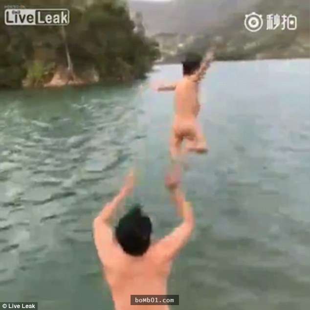 這個爸爸把孩子帶到湖邊要教游泳，怎知下一秒「他居然直接把孩子拋進水裡」…