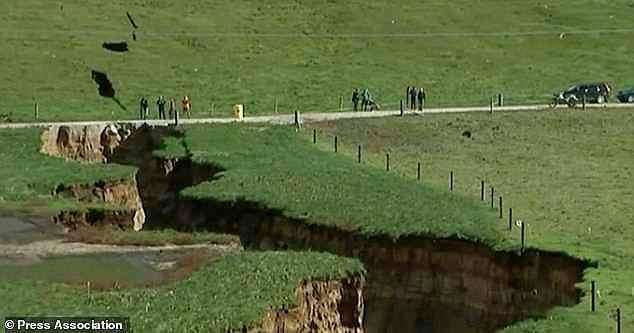 紐西蘭土地驚見「超巨大裂縫」　深6層樓近看連專家也看呆了